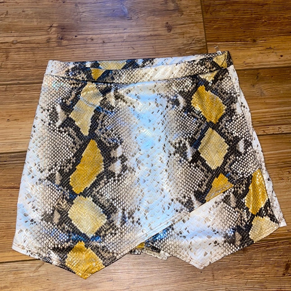 Snakeskin skort